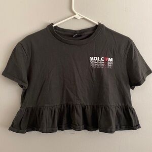 Y2K Volcom ruffle hem crop top
